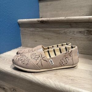 Toms Slip Ons Flats w/customized Metallic Pineapple design